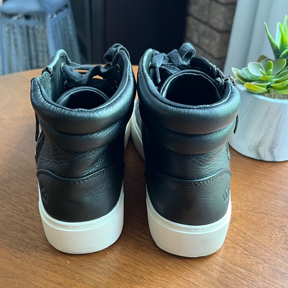 Ugg size 8 sneakers - Picture 4 of 6